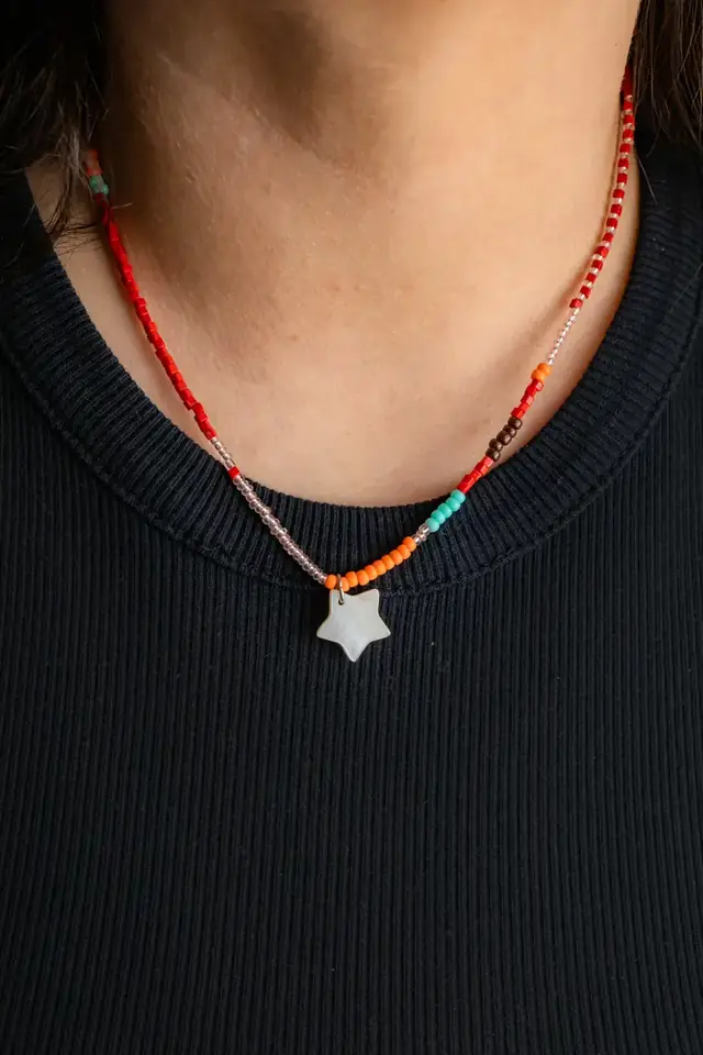 Collana artigianale con pesciolini di ceramica e pietre turchesi